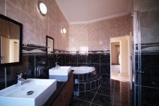 Bathroom 2 - 15 square meters of property in Silverwoods Country Estate