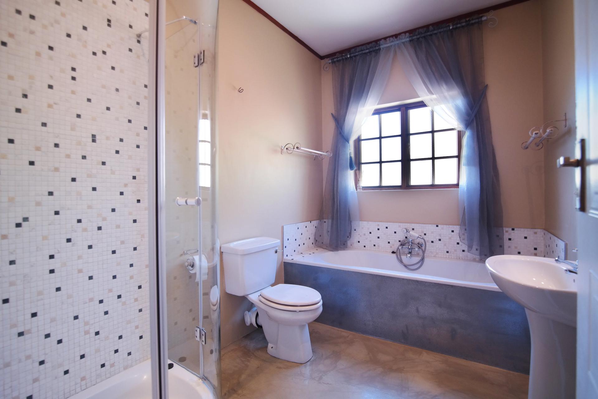 Bathroom 2 - 6 square meters of property in Woodhill Golf Estate