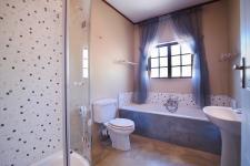 Bathroom 2 - 6 square meters of property in Woodhill Golf Estate