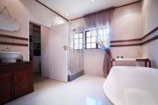 Main Bathroom - 10 square meters of property in Woodhill Golf Estate