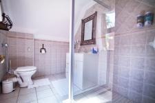 Bathroom 2 - 6 square meters of property in Woodhill Golf Estate