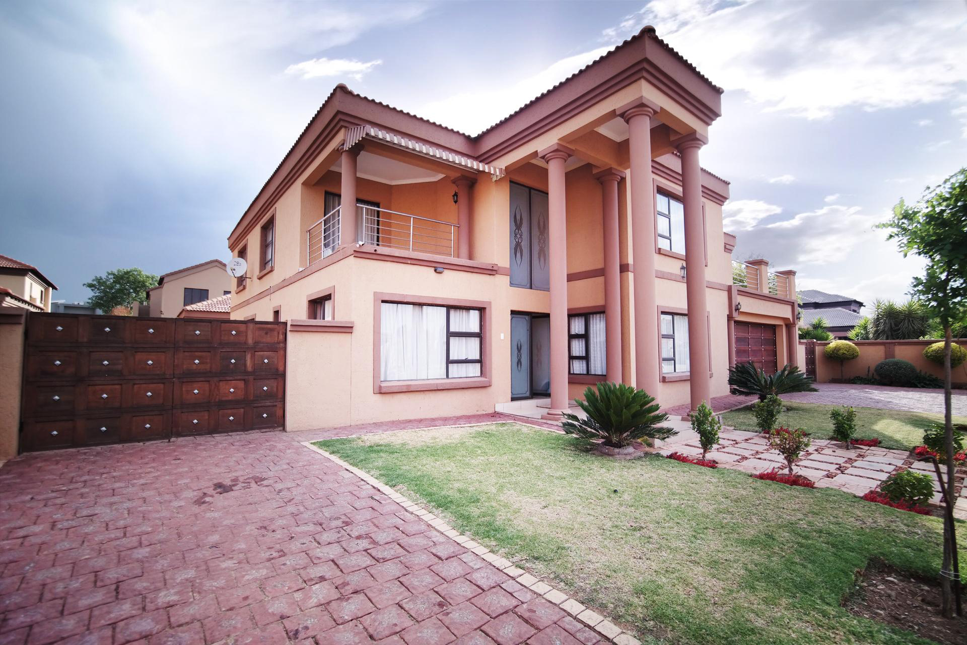 Front View of property in Willow Acres Estate