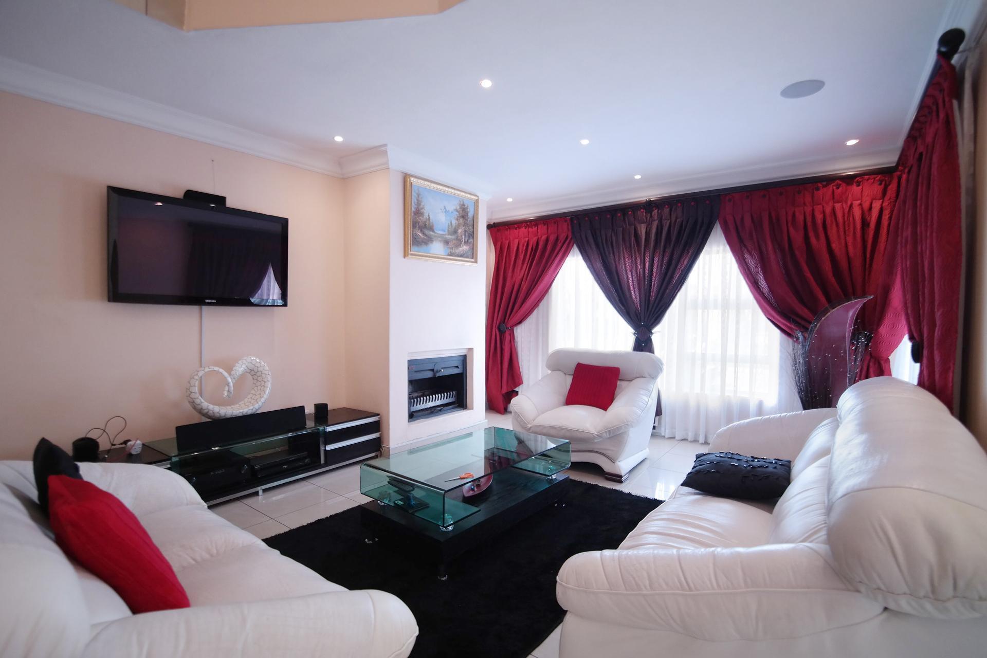 Lounges - 43 square meters of property in Willow Acres Estate