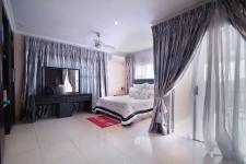 Main Bedroom - 35 square meters of property in Willow Acres Estate