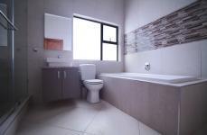 Bathroom 1 - 9 square meters of property in The Wilds Estate