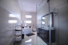 Bathroom 3+ - 15 square meters of property in Six Fountains Estate