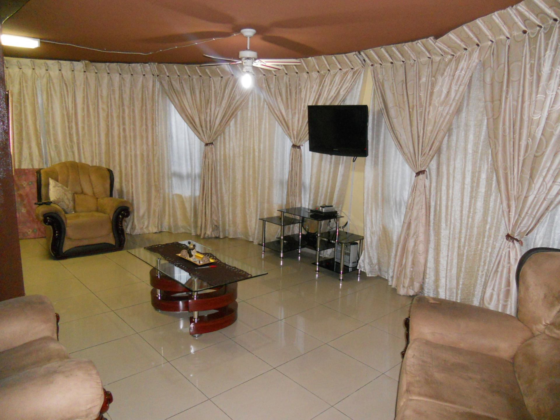 Lounges - 35 square meters of property in Umzinto