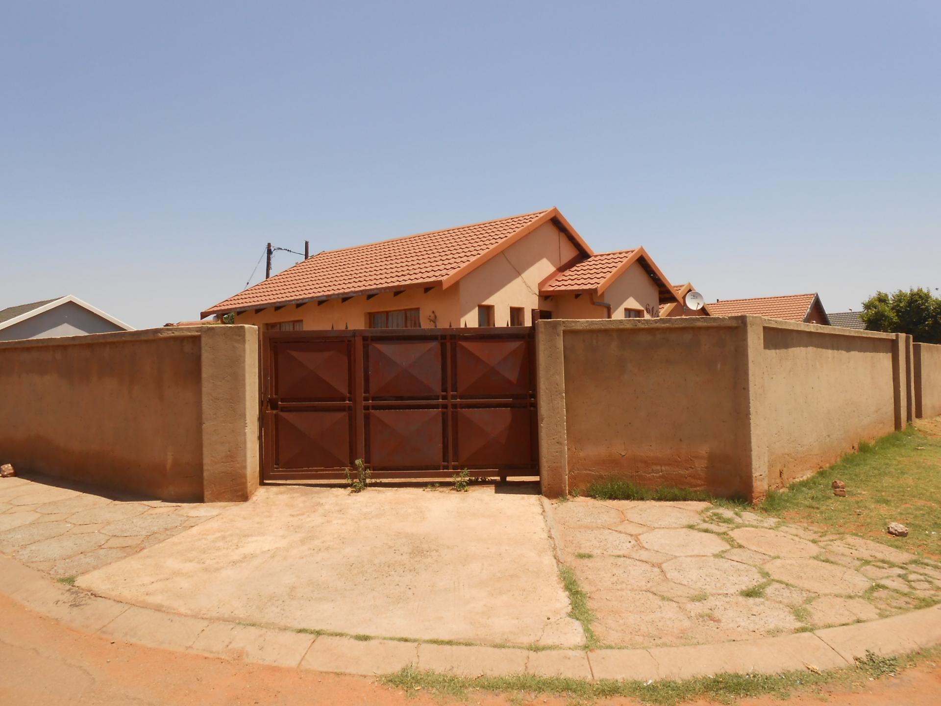 Front View of property in Roodepoort