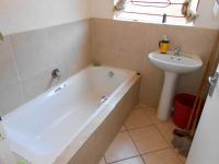 Main Bathroom - 2 square meters of property in Olievenhoutbos