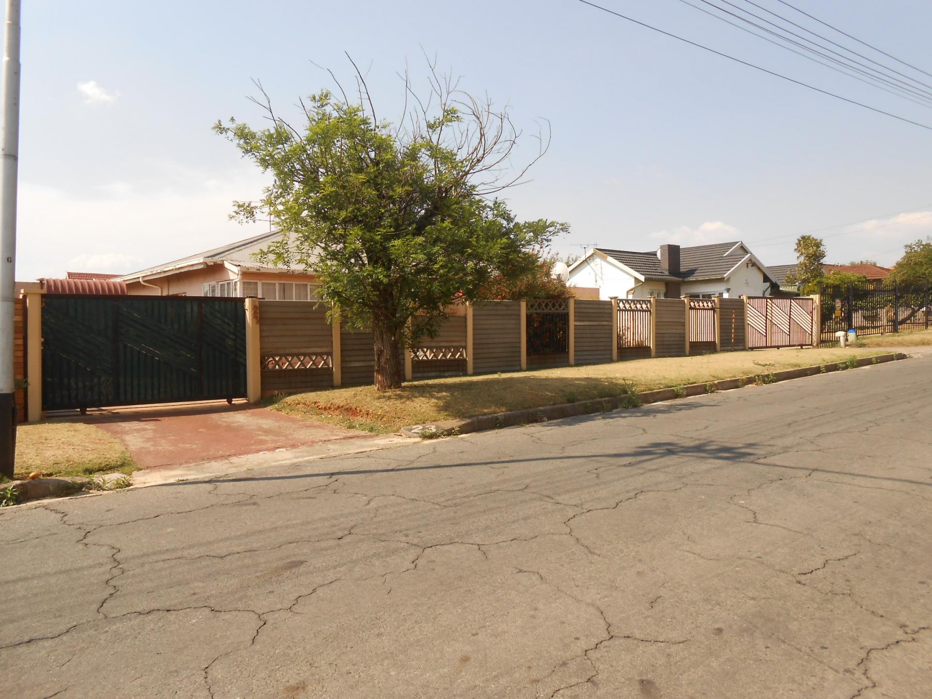 Front View of property in Sunnyridge