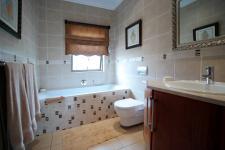 Bathroom 3+ - 14 square meters of property in The Wilds Estate