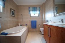 Bathroom 3+ - 14 square meters of property in The Wilds Estate