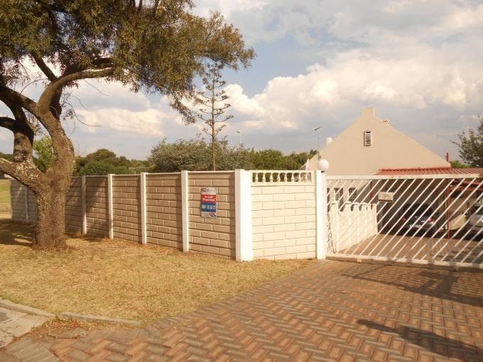 4 Bedroom House for Sale For Sale in Roodepoort - Private Sale - MR119060