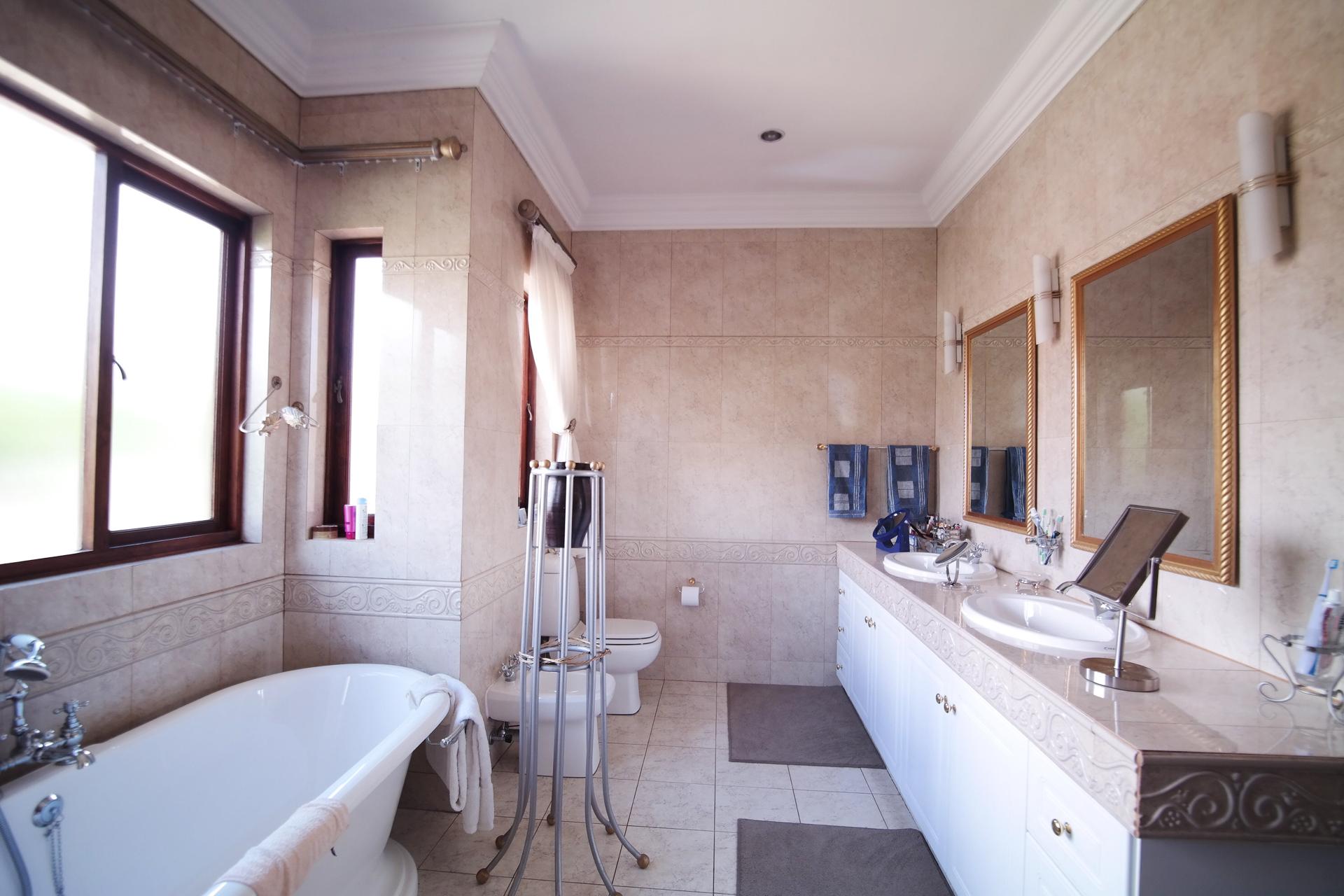 Main Bathroom - 15 square meters of property in Woodhill Golf Estate