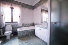 Bathroom 1 - 7 square meters of property in Woodhill Golf Estate