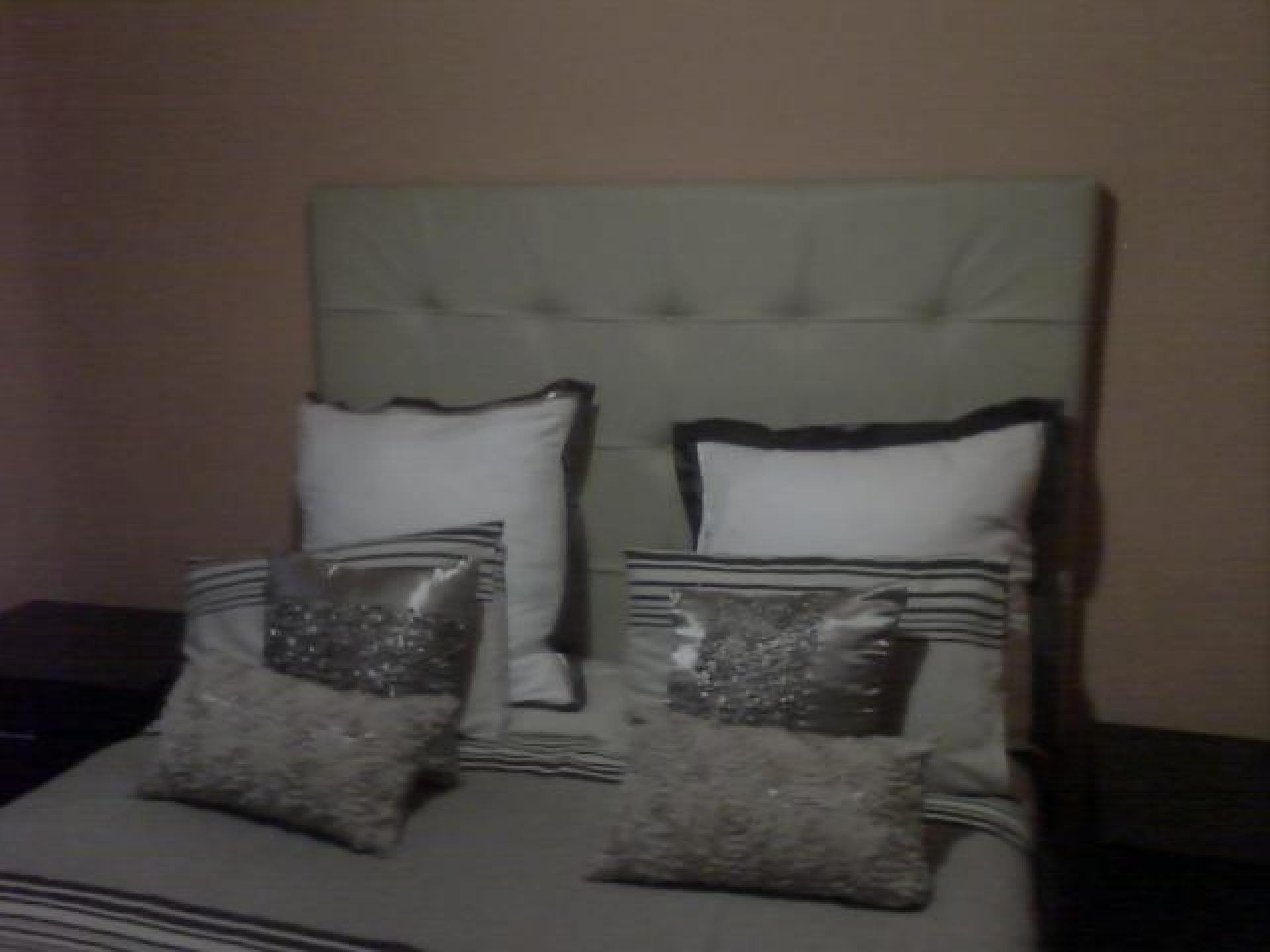 Main Bedroom - 20 square meters of property in Kosmospark