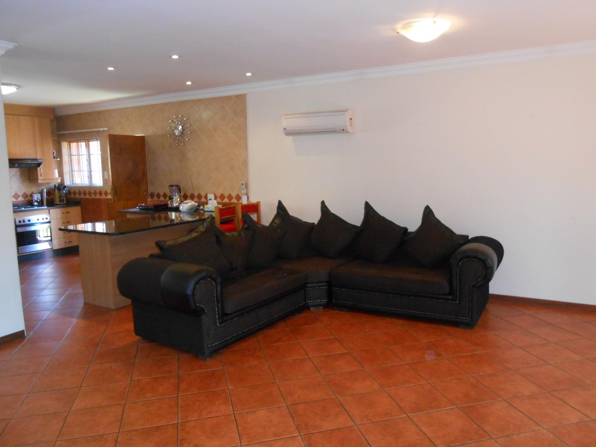 Lounges - 41 square meters of property in Heatherview