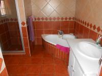 Main Bathroom - 7 square meters of property in Heatherview