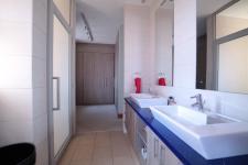 Main Bathroom - 18 square meters of property in Silverwoods Country Estate