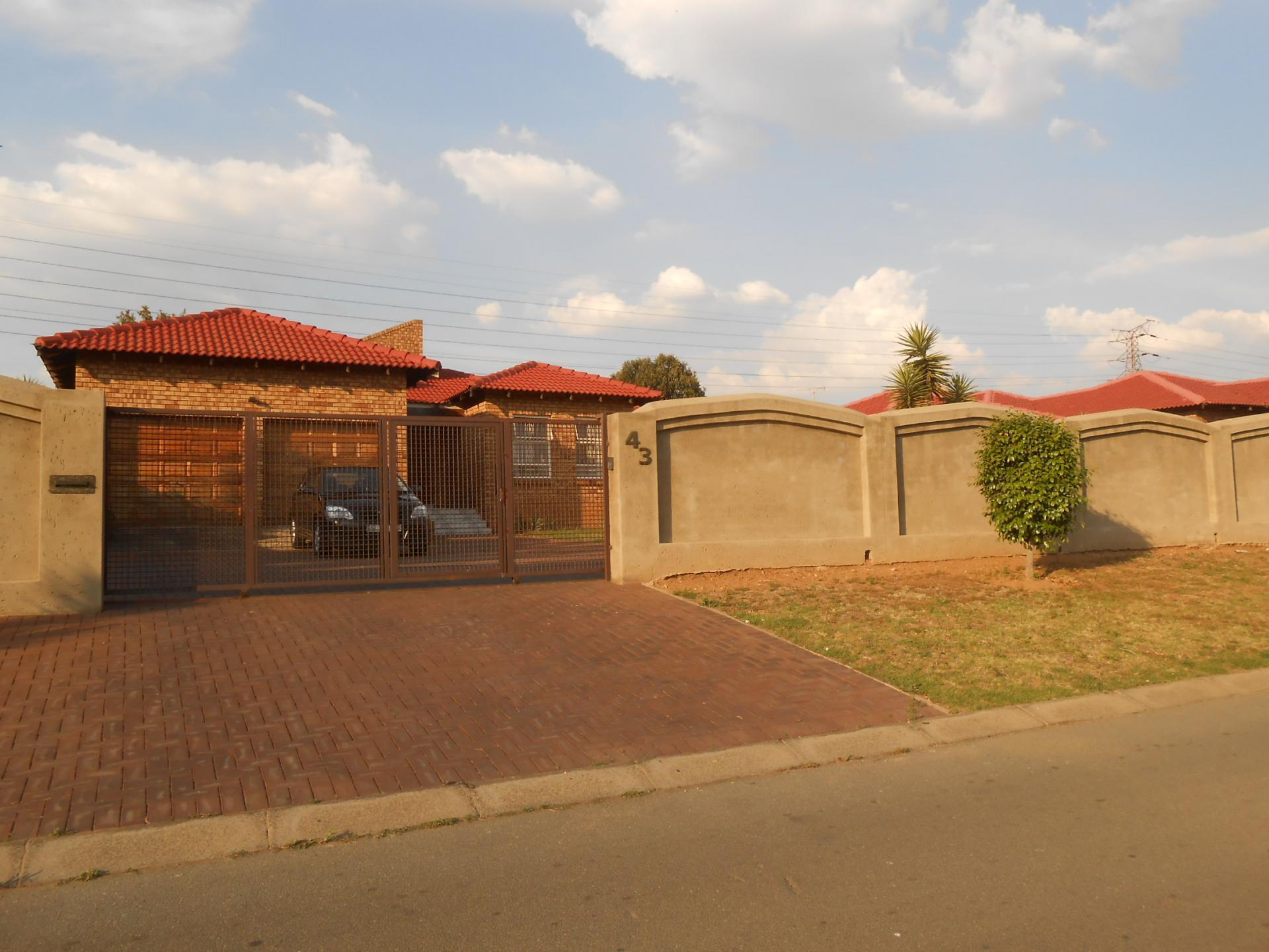 Front View of property in Meredale