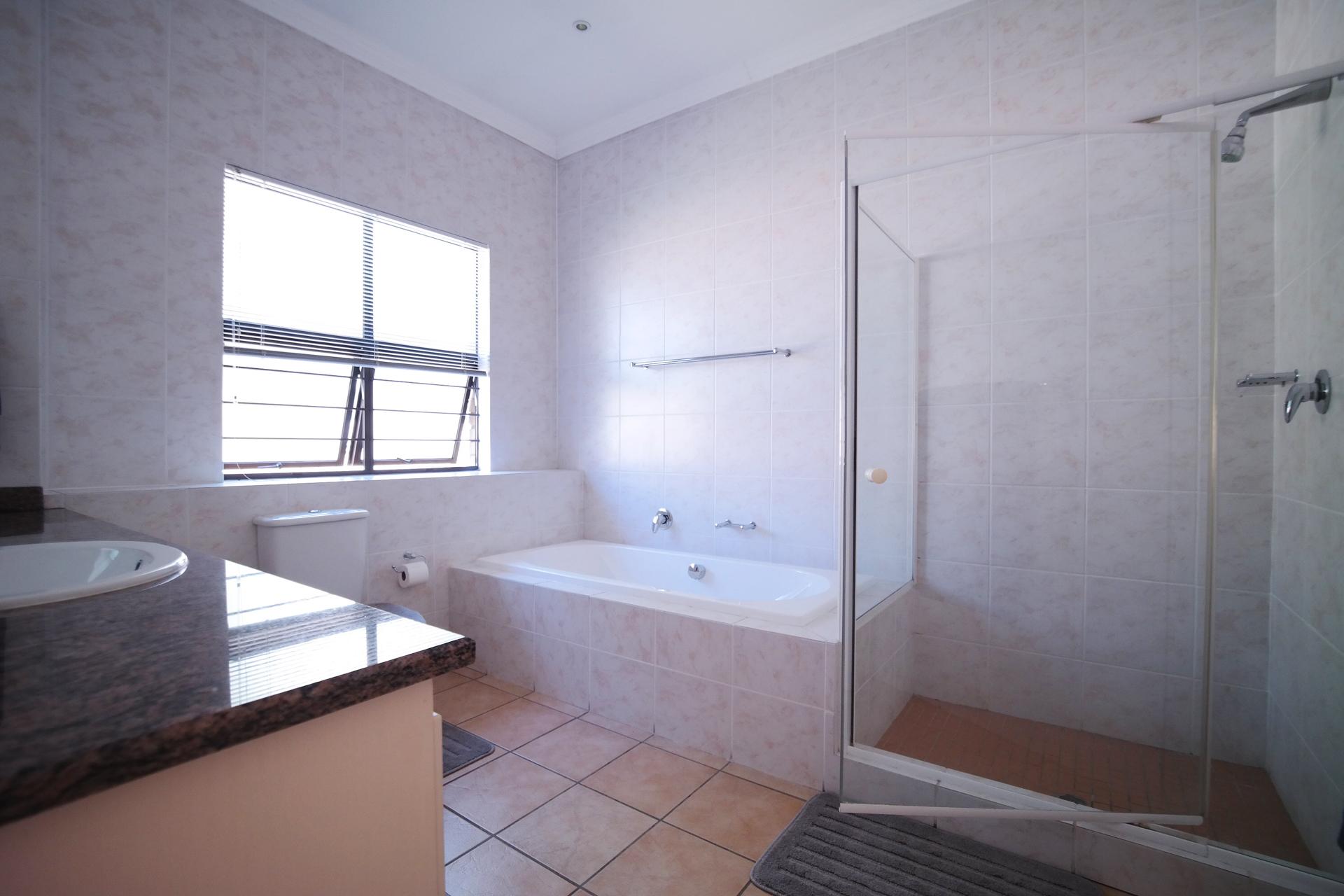 Bathroom 1 - 29 square meters of property in Woodhill Golf Estate