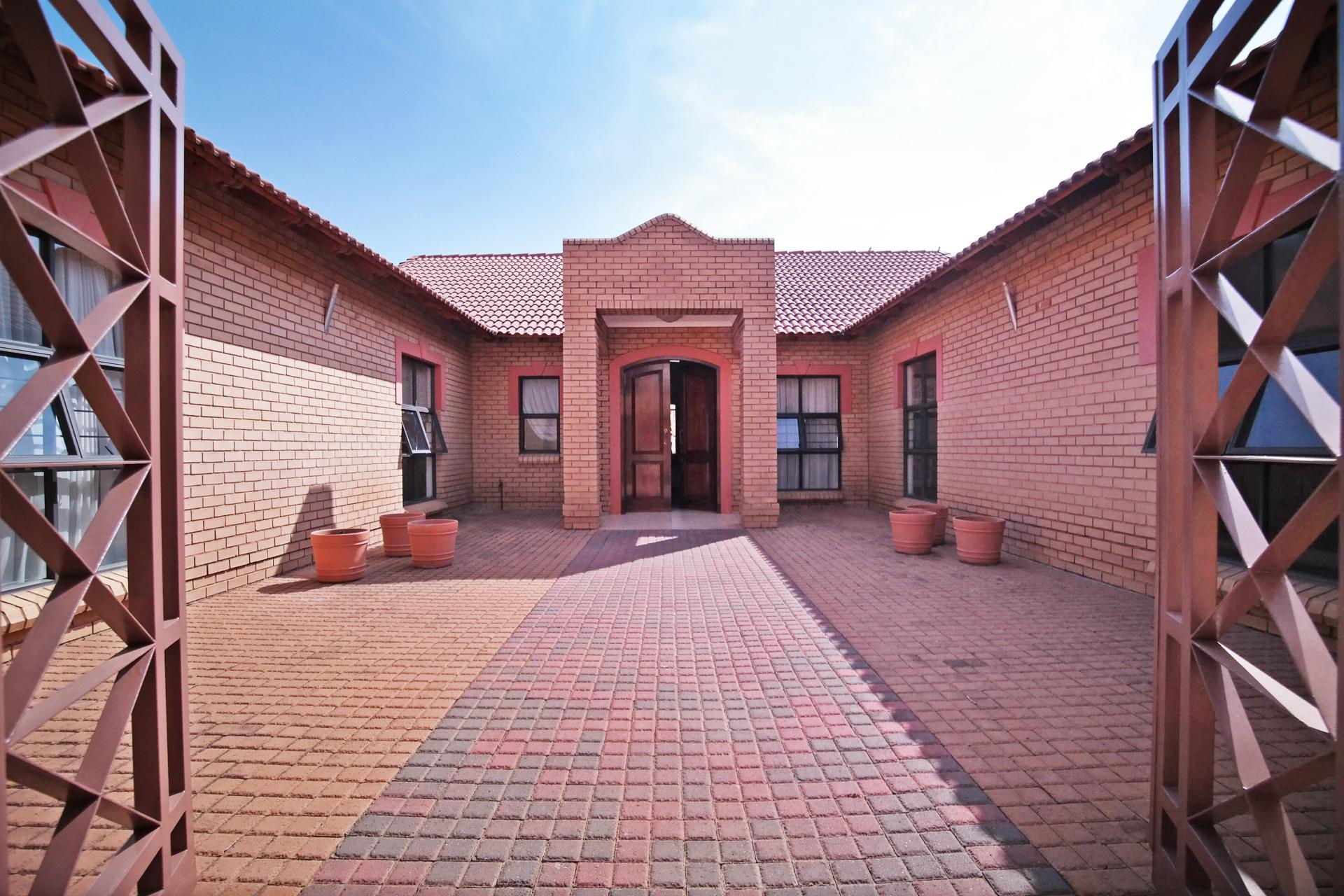 Spaces - 53 square meters of property in Woodhill Golf Estate