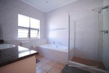 Bathroom 1 - 29 square meters of property in Woodhill Golf Estate