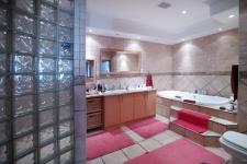 Main Bathroom - 17 square meters of property in Woodhill Golf Estate