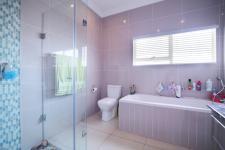 Bathroom 2 - 8 square meters of property in Silverwoods Country Estate