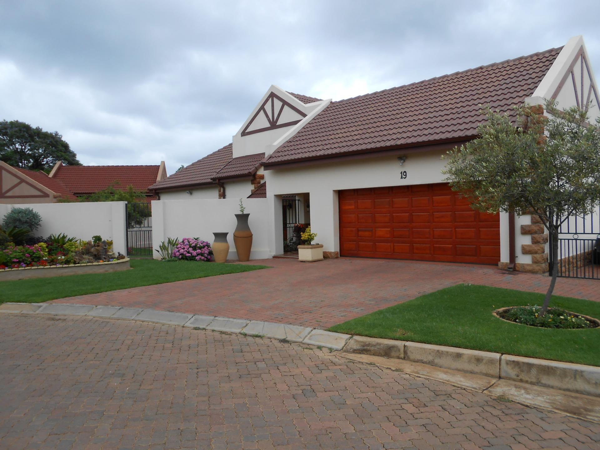 Front View of property in Meerhof