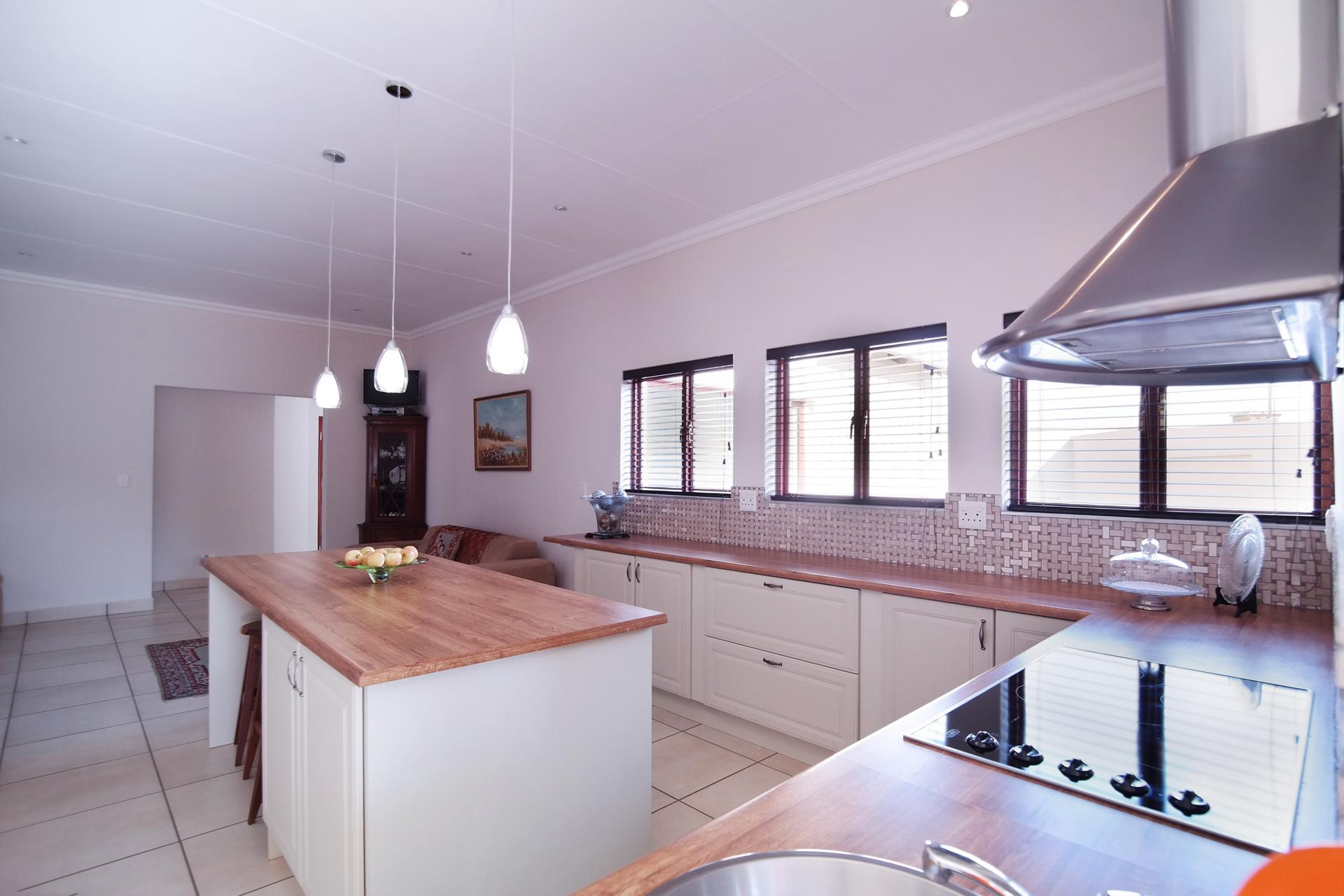 Kitchen - 22 square meters of property in The Meadows Estate