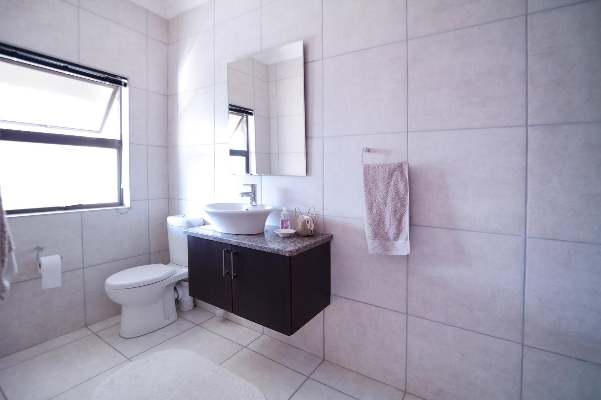 Bathroom 2 - 7 square meters of property in Silverwoods Country Estate