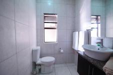 Bathroom 3+ - 5 square meters of property in Silverwoods Country Estate