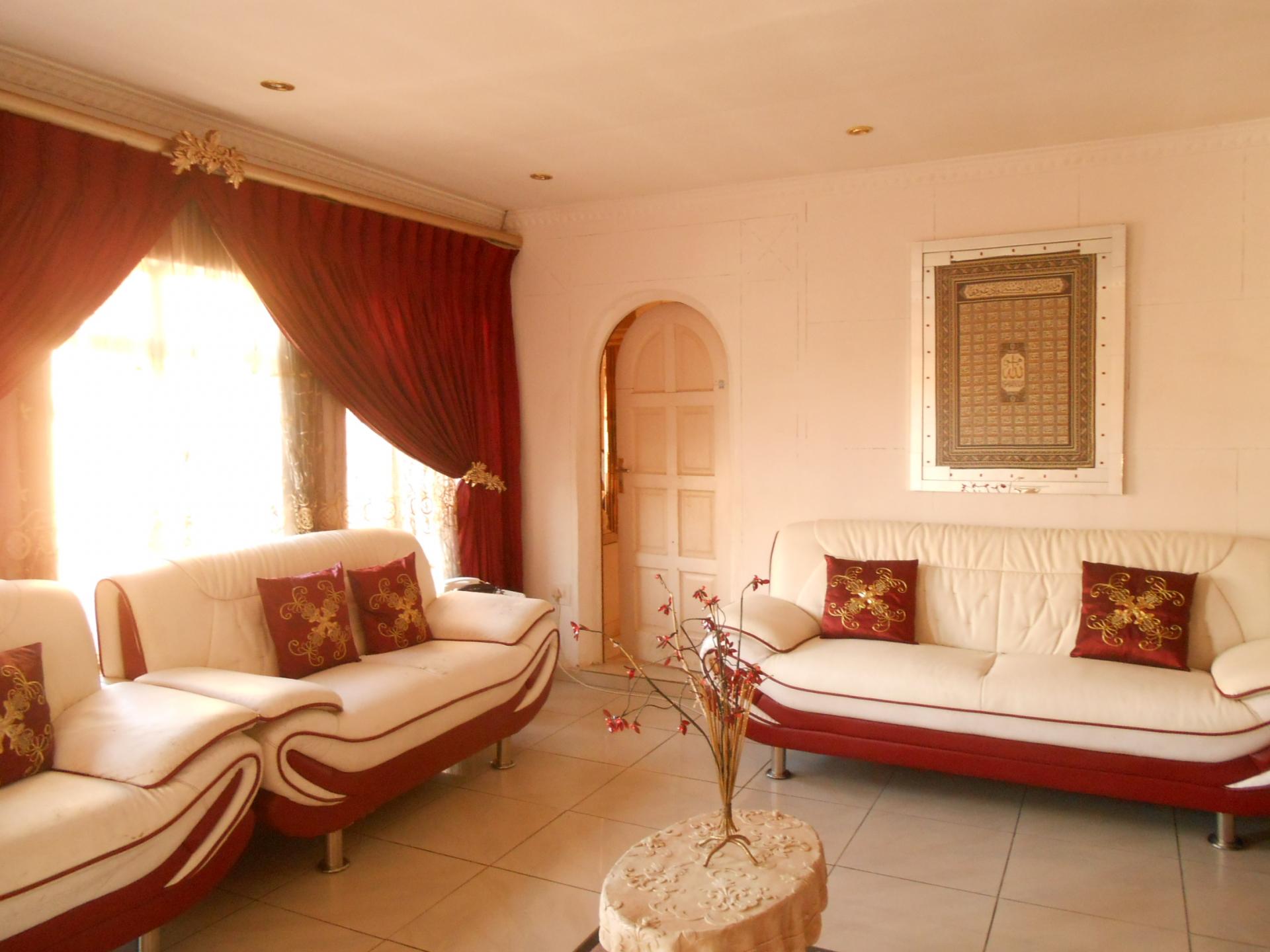 Lounges - 110 square meters of property in Lenasia