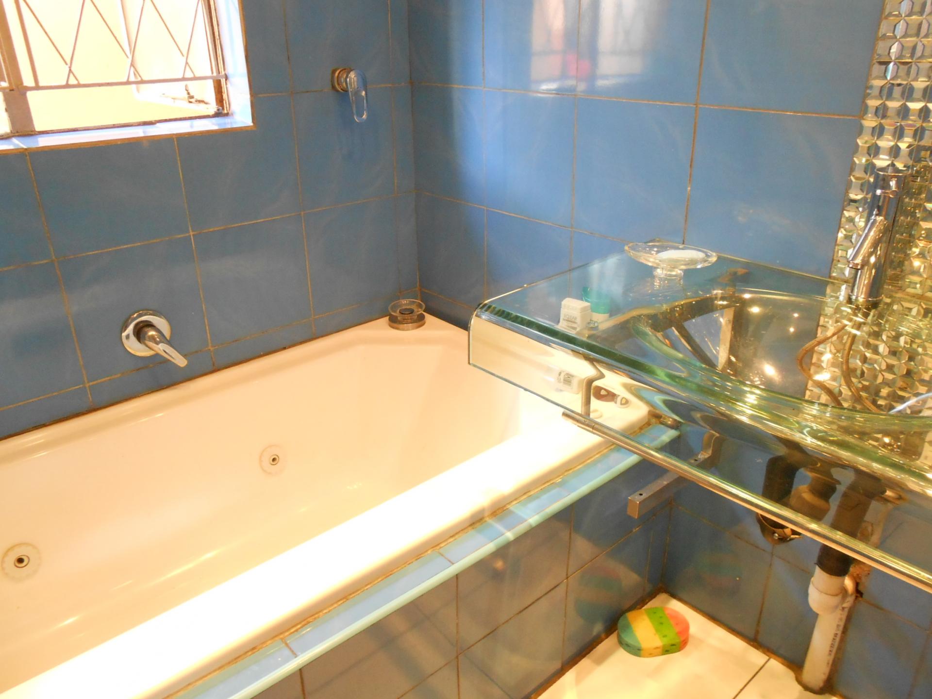 Main Bathroom - 8 square meters of property in Lenasia