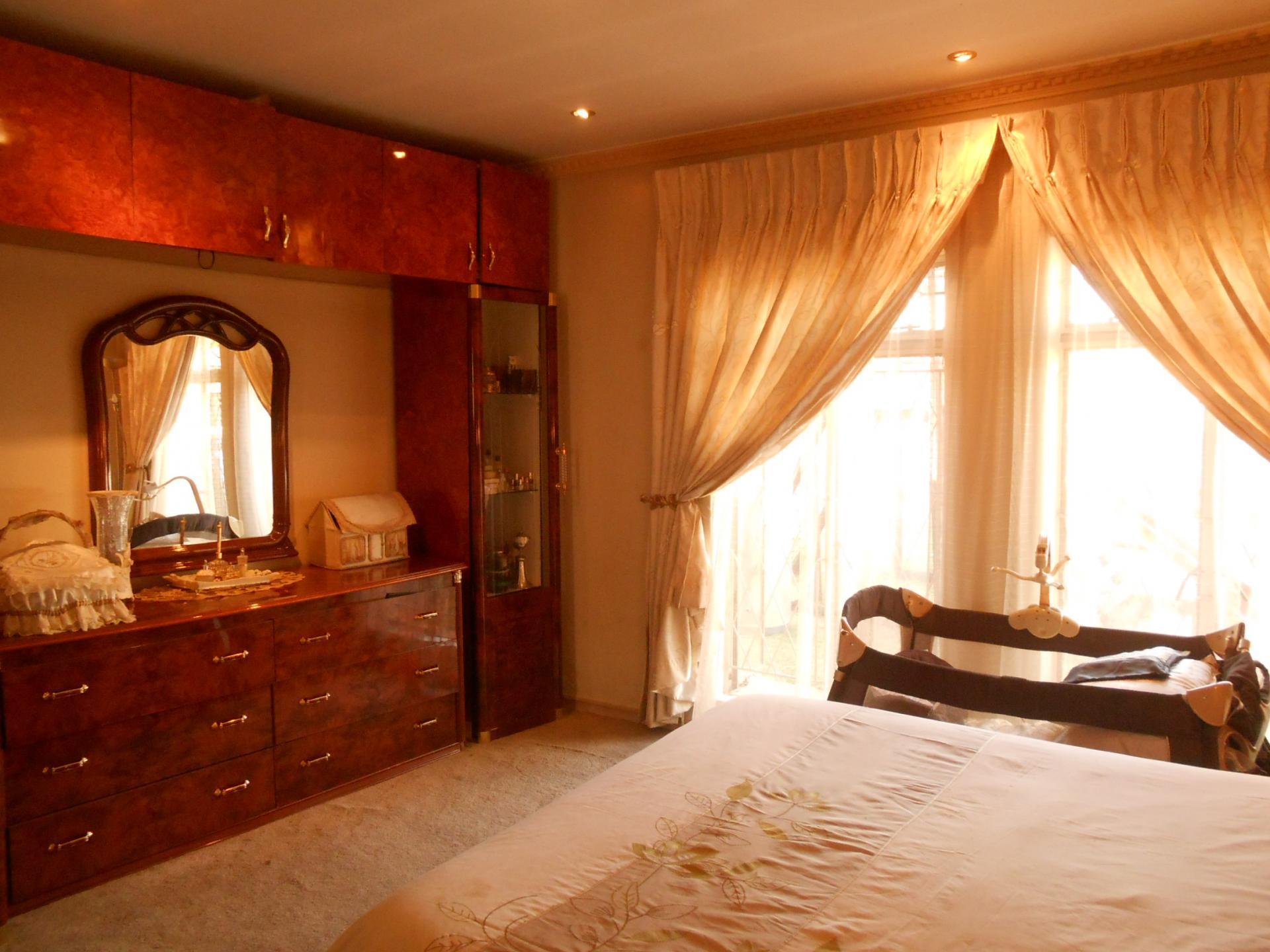 Main Bedroom - 41 square meters of property in Lenasia