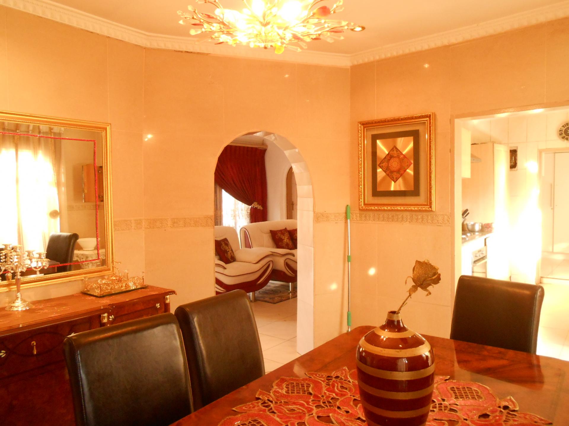 Dining Room - 24 square meters of property in Lenasia