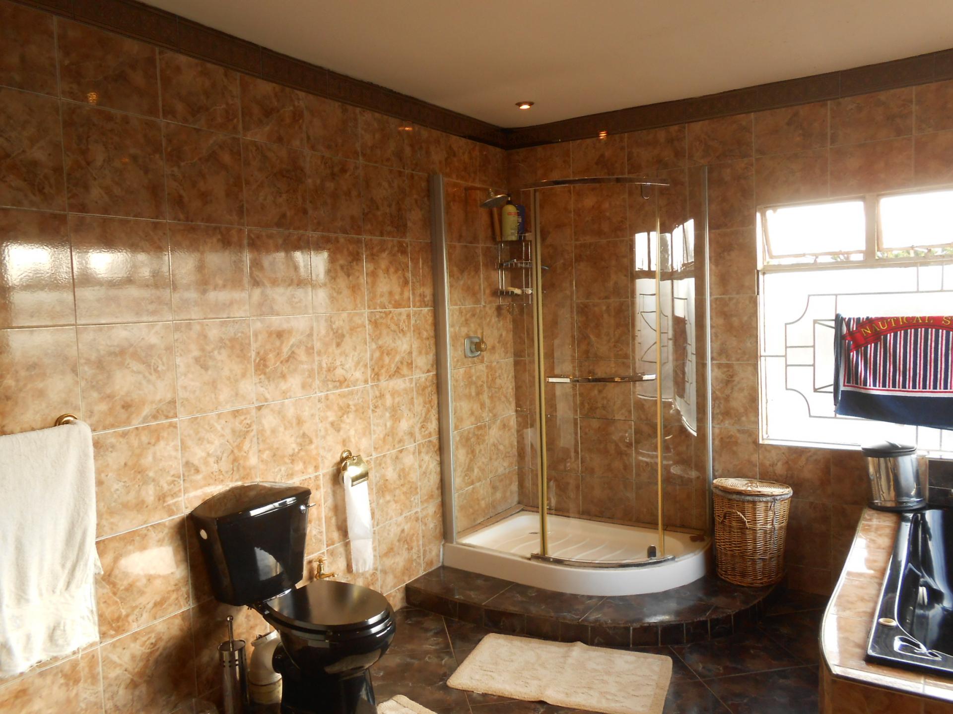 Bathroom 3+ - 18 square meters of property in Lenasia