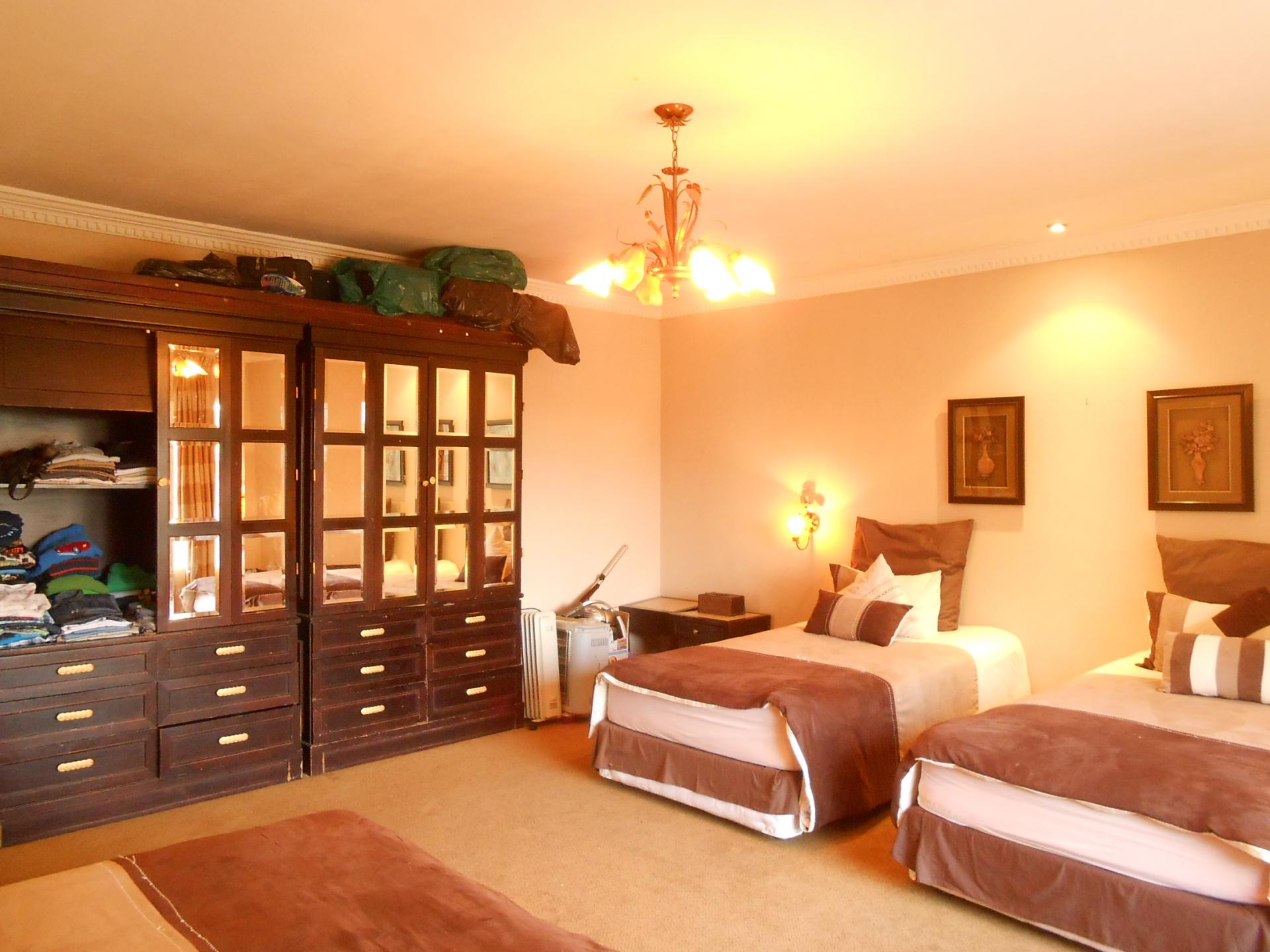 Bed Room 4 - 28 square meters of property in Lenasia