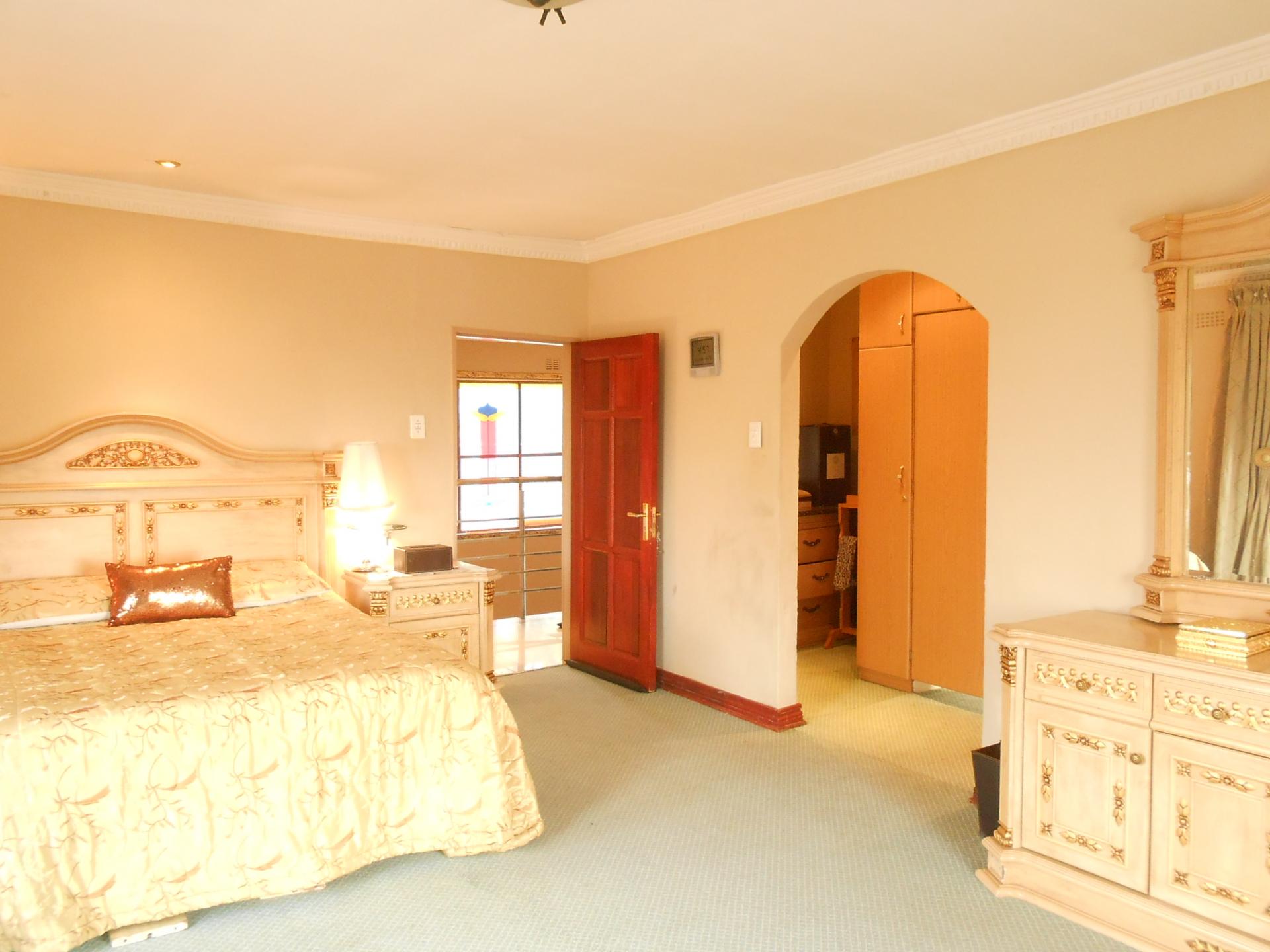 Bed Room 5+ of property in Lenasia