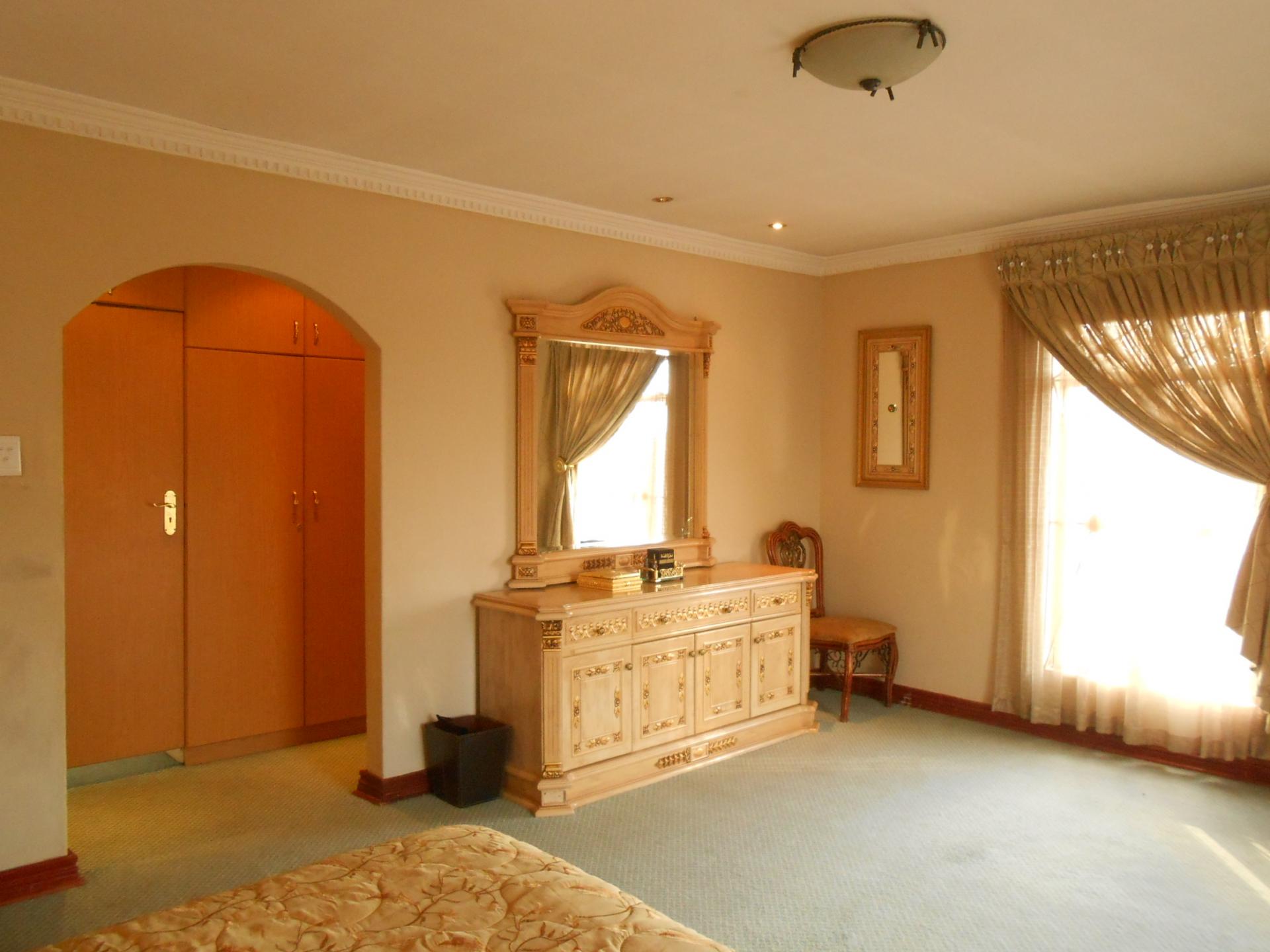 Bed Room 5+ of property in Lenasia