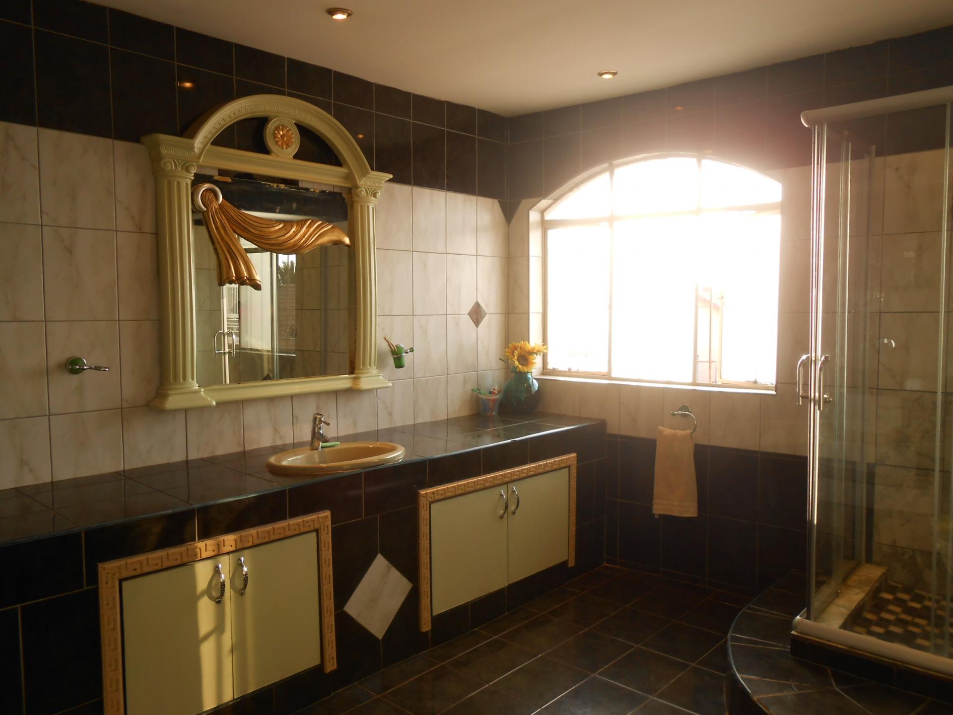 Bathroom 3+ - 18 square meters of property in Lenasia
