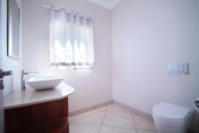 Bathroom 1 - 5 square meters of property in Silverwoods Country Estate