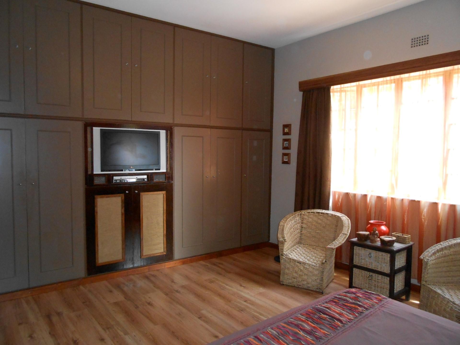 Main Bedroom - 28 square meters of property in Cyrildene