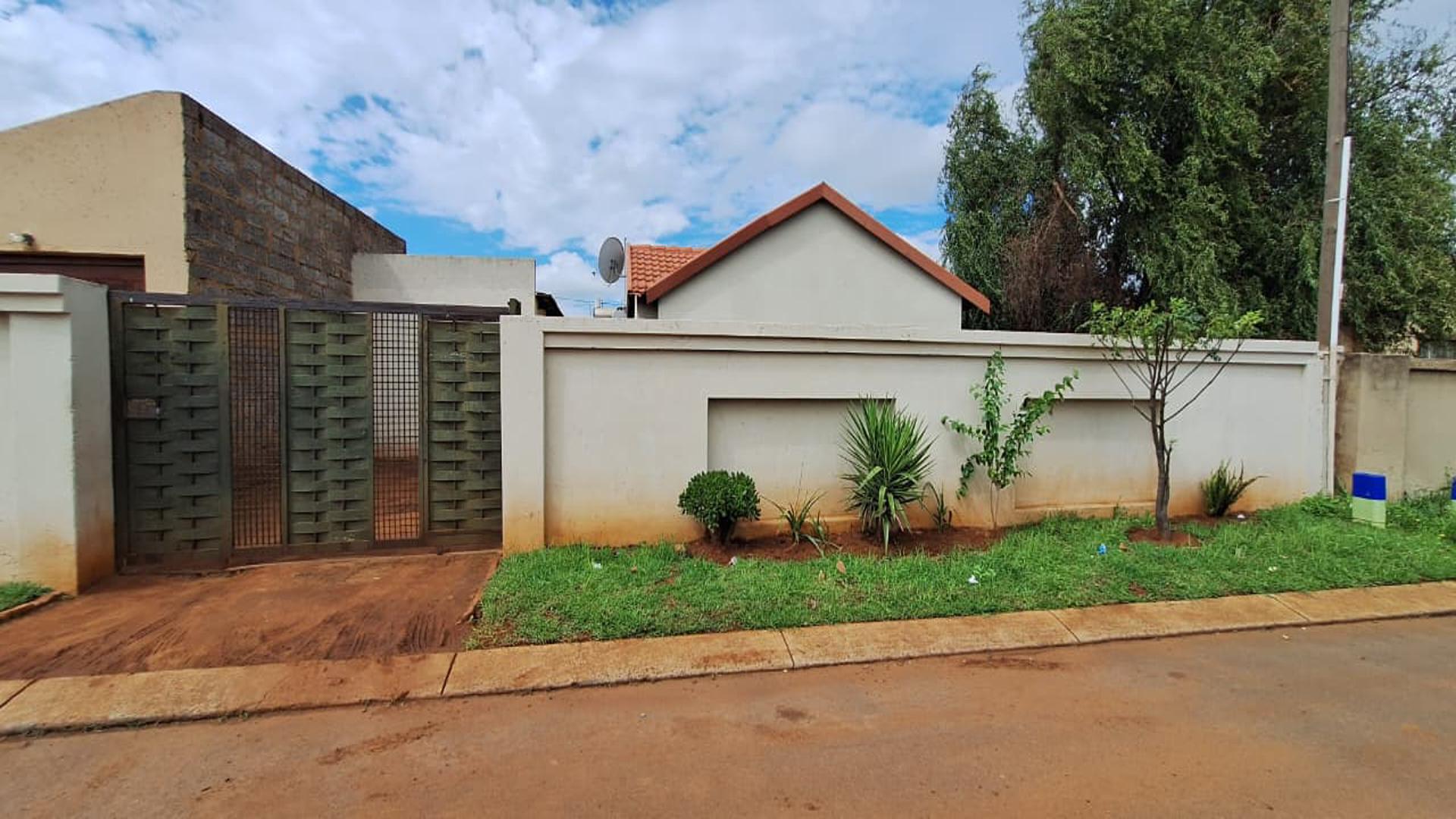 Front View of property in Vosloorus