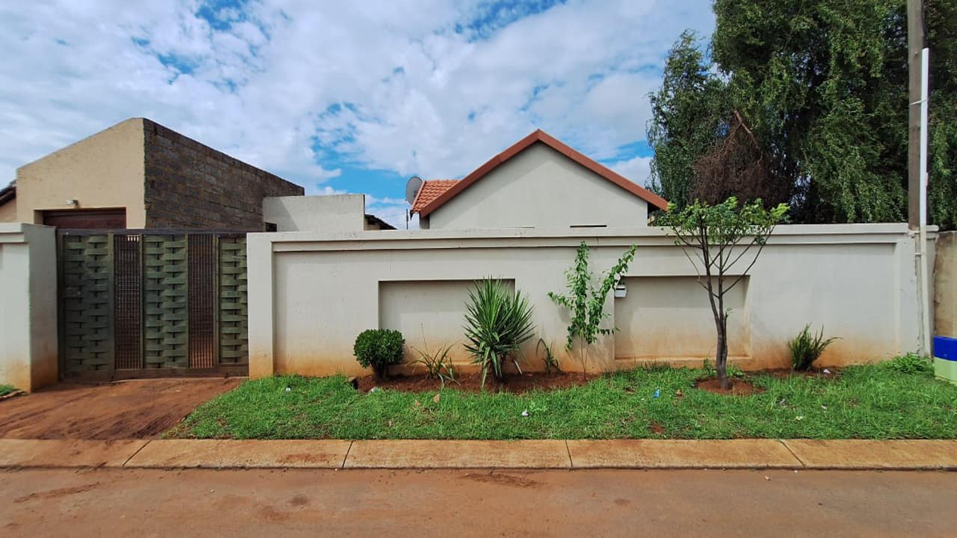 Front View of property in Vosloorus