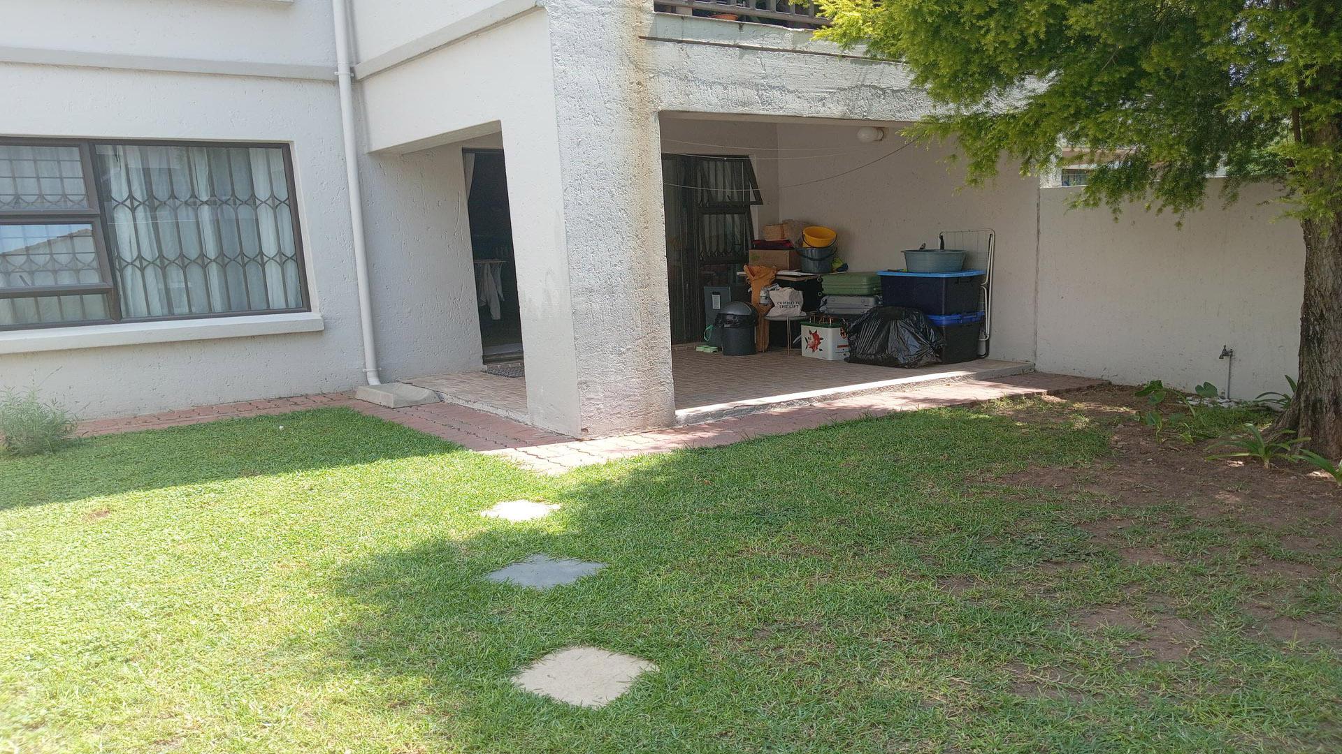 Patio - 10 square meters of property in Sunninghill