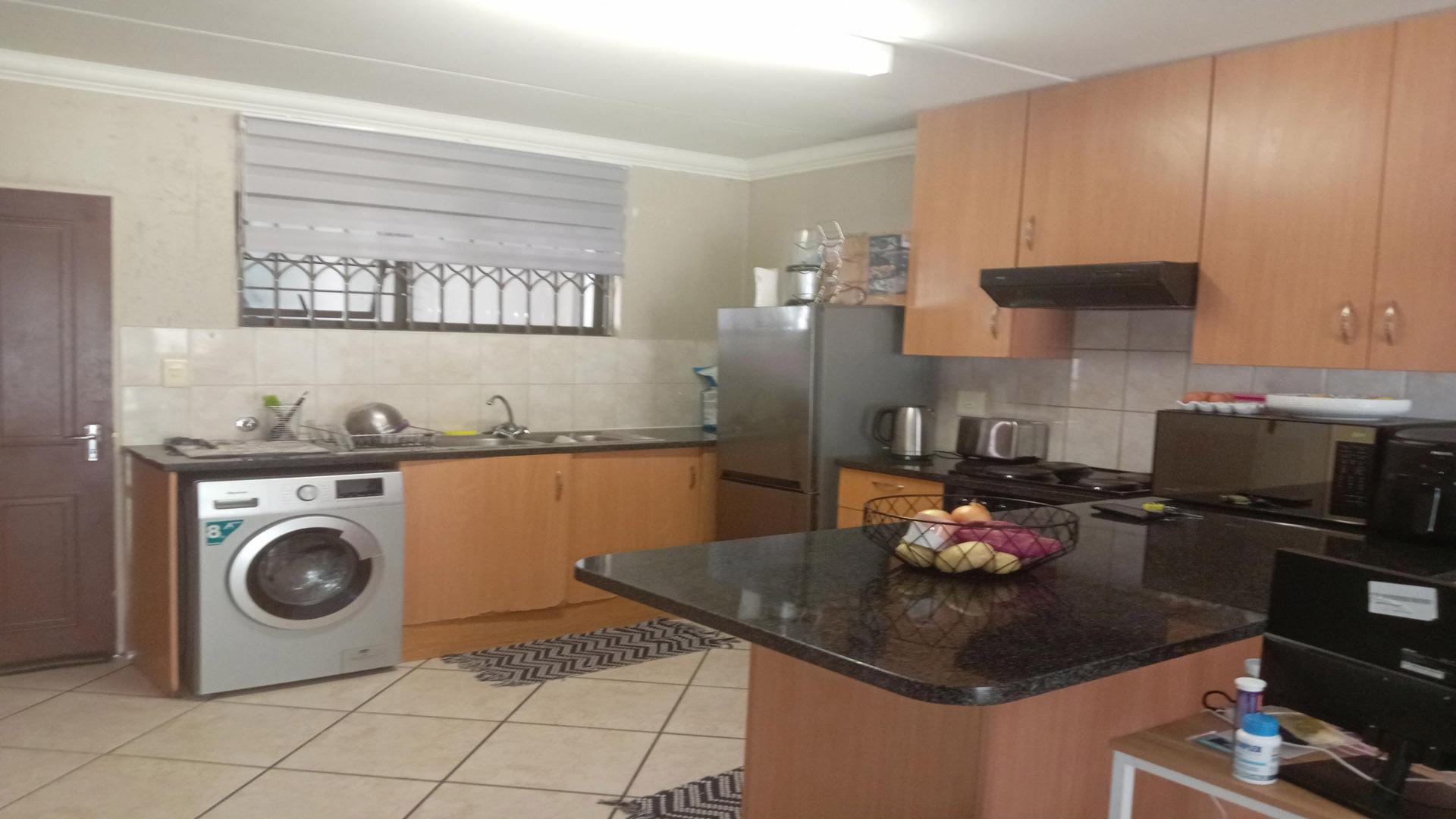 Kitchen - 11 square meters of property in Sunninghill