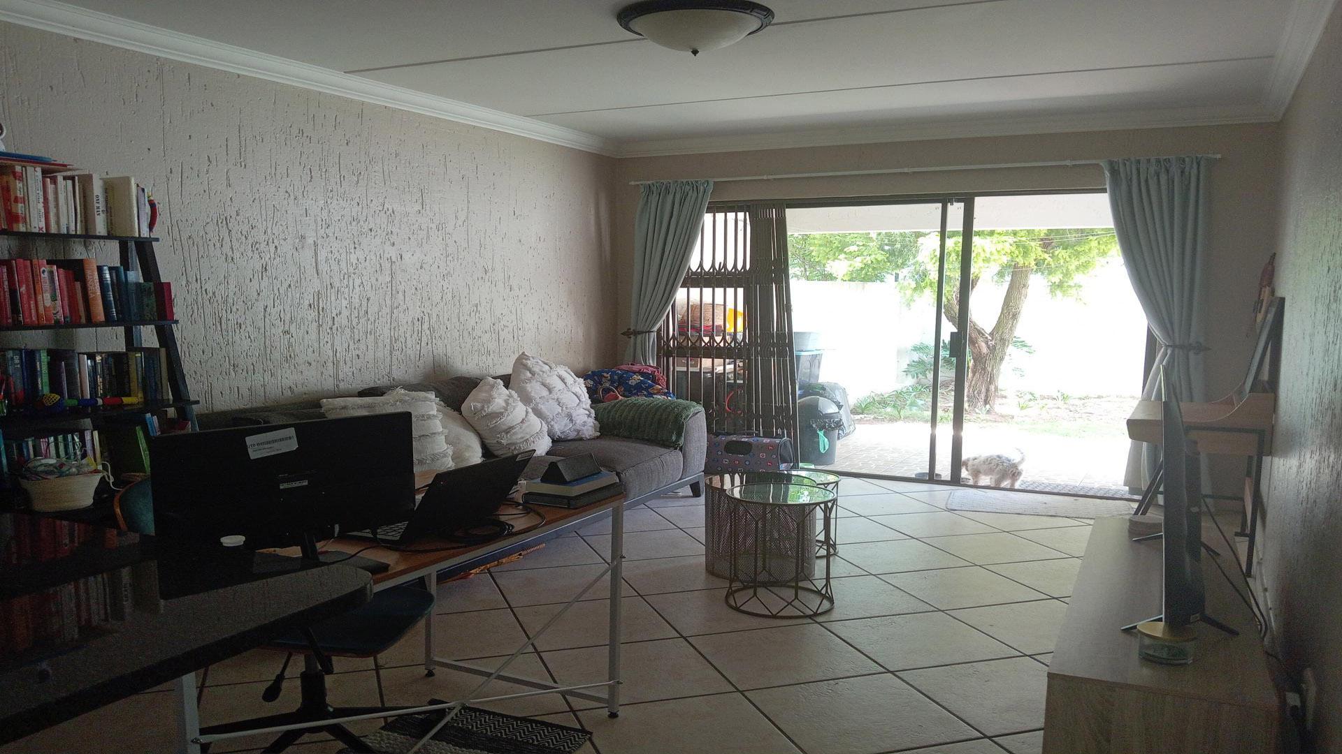 Lounges - 19 square meters of property in Sunninghill