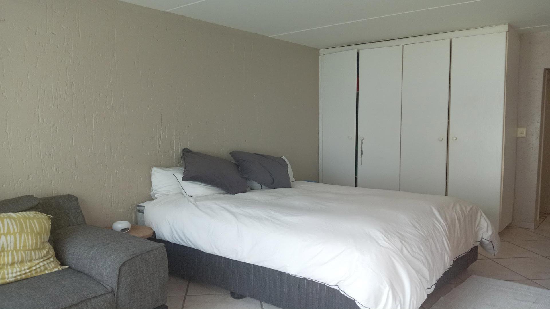 Bed Room 1 - 17 square meters of property in Sunninghill